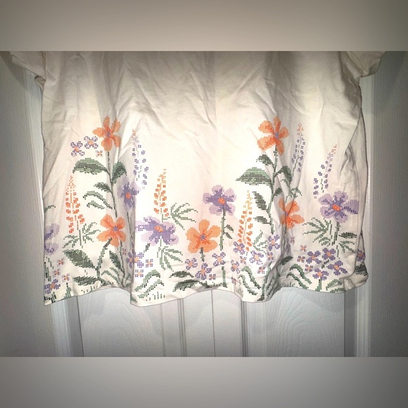 L.L. Bean Signature cream Flowy T with faux floral embroidery. Size XL. EUC - Picture 2 of 10